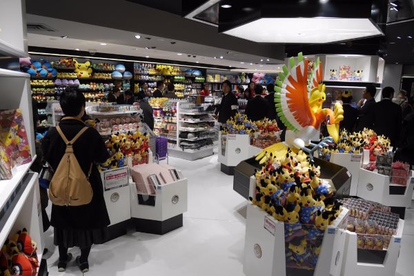 Pokemon Center Kyoto con al centro la statua di Pikachu che cavalca Ho-Oh